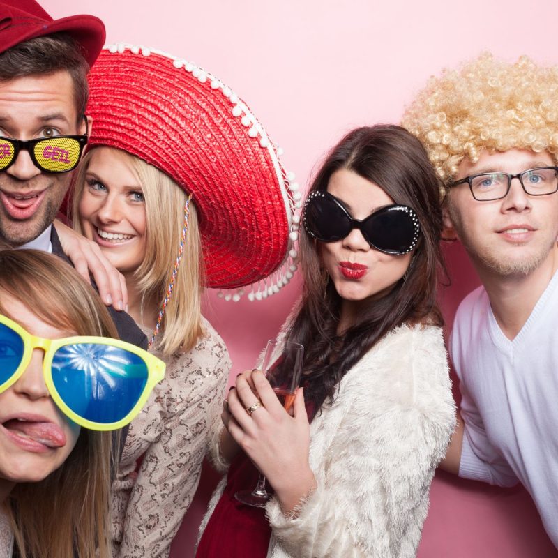 Freunde machen Foto vor Fotobox